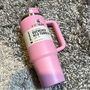 Stanley 30 oz Stainless Steel H2.0 Flowstate
Quencher Tumbler Sizzling Pink